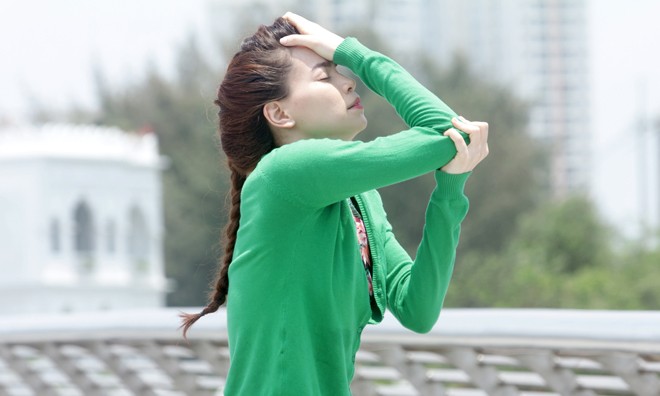 Hà Hồ múa dưới trời nóng gần 40 độ hàng giờ đồng hồ