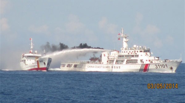 Tàu Trung Quốc ngang ngược phun vòi rồng vào tàu Việt Nam