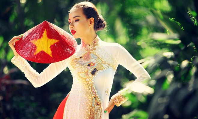 Người mẫu Lại Thanh Hương mặc áo dài biển Đông