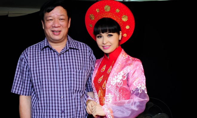 Ca sĩ 'nhà trăm tỷ' Trang Nhung khoe ông xã