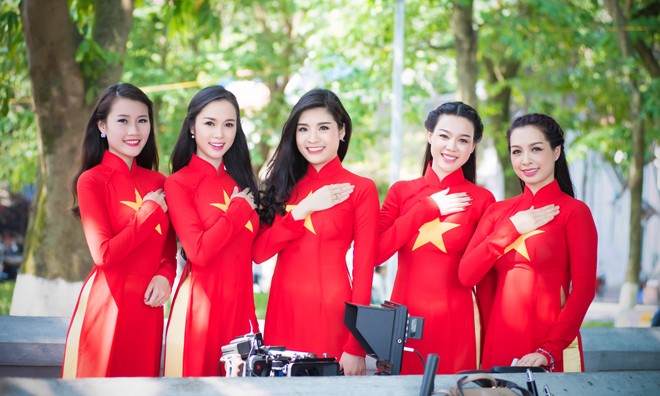 Dàn mẫu Việt nổi bật với áo dài in hình cờ Tổ quốc