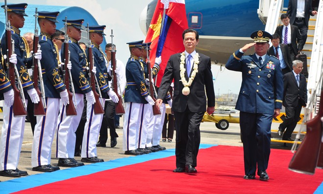 ẢNH: Đón Thủ tướng Nguyễn Tấn Dũng tại sân bay Philippines