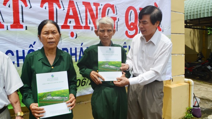 Anh Võ Hồng Tuyến - Bí thư chi Bộ Báo Tiền phong tại TPHCM trao quà cho cựu thanh nhiên xung phong.