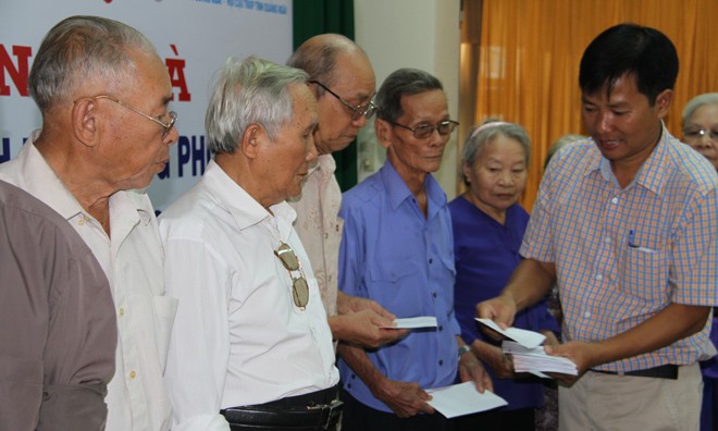 Đại diện báo Tiền Phong trao quà cho các cựu TNXP tại Quảng Ngãi.