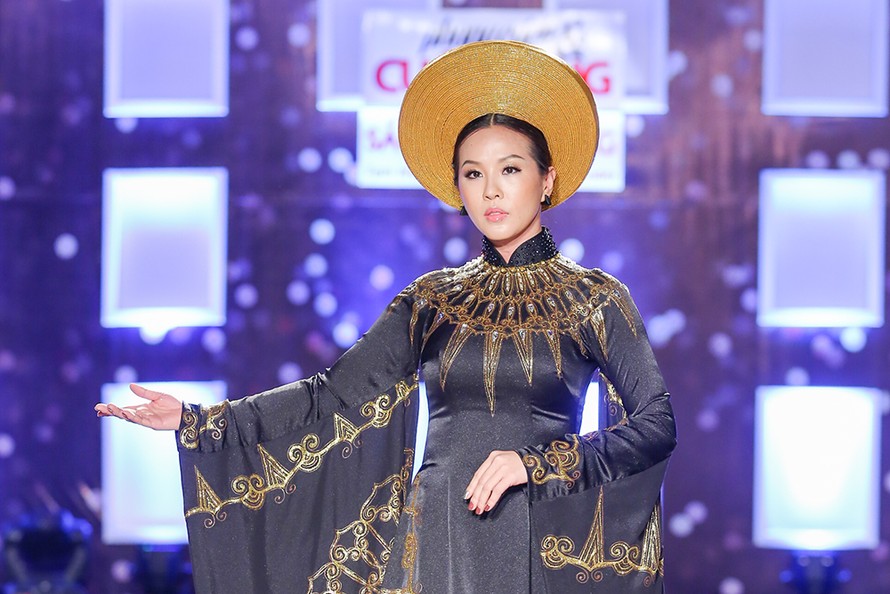 Hoa hậu Thu Hoài hóa 'Nữ Oa' trên sàn diễn thời trang.