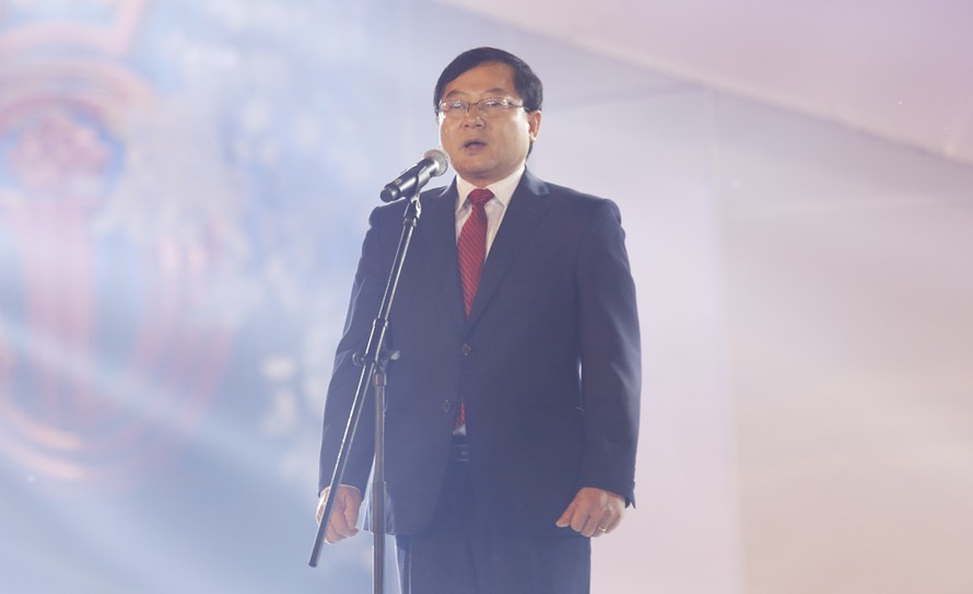 Nhà báo Lê Xuân Sơn phát biểu khai mạc đêm Chung khảo phía Nam.