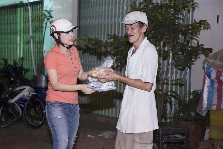 Thanh Thảo phát bánh mì cho người vô gia cư Sài Gòn