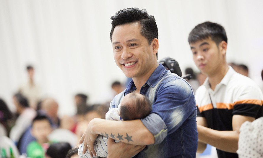 Tuấn Hưng hạnh phúc trong lễ đầy tháng con trai.