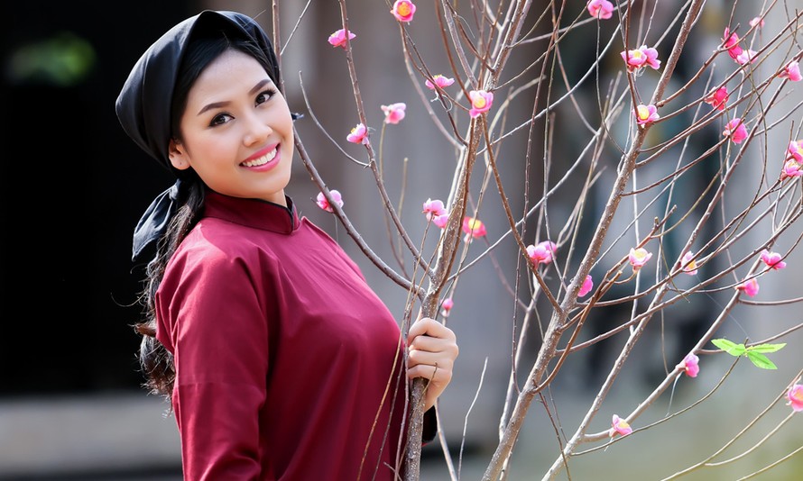 Trong trang phục áo dài nâu tươi, đầu chít khăn vuông mỏ quạ, Nguyễn Thị Loan rạng rỡ hóa cô đào và hòa mình vào điệu hát Xoan phường An Thái. 