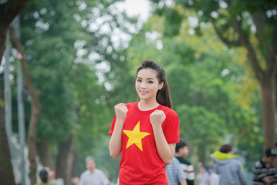 Hoa hậu Kỳ Duyên năng động chạy bộ quanh hồ Hoàn Kiếm