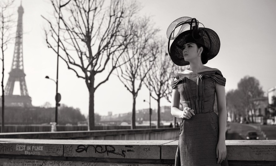 Từ khi có duyên gặp gỡ tại các kỳ Paris Fashion week, nhà thiết kế mũ hàng đầu nước Pháp Celine Robert đã bị thu hút bởi vẻ đẹp cũng như phong cách thời trang cổ điển của Lý Nhã Kỳ, bà luôn nồng nhiệt chia sẻ sự yêu thích và tự hào khi Lý Nhã Kỳ chọn mũ c
