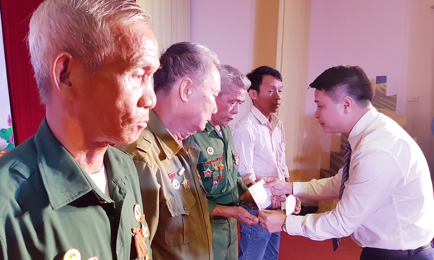 Ông Hoàng Trung Hiếu Phó giám đốc Ngân hàng Bưu điện Liên Việt LienVietPostBank tỉnh Yên Bái trao quà, động viên những cựu TNXP, thương binh tỉnh Yên Bái.