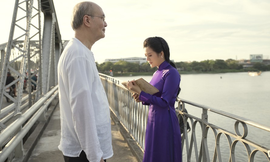 Nhạc sĩ Vũ Thành An và nữ ca sĩ Hiền Anh trên cầu Tràng Tiền.