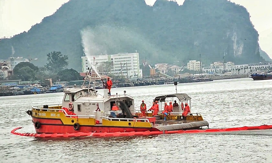 Diễn tập ứng phó sự cố tràn dầu trên vịnh Hạ Long vào tháng 3/2017.