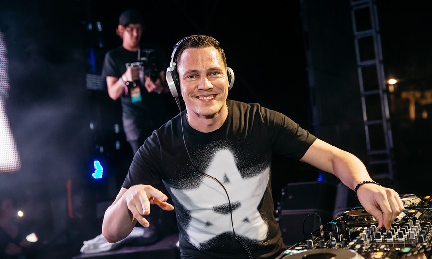 Huyền thoại DJ' Tiësto biểu diễn tại lễ hội EDM lớn nhất Việt Nam