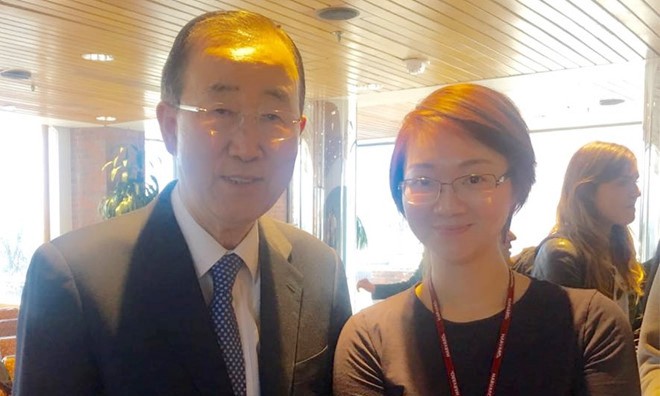 Nguyễn Tuệ Anh thảo luận với cựu Tổng thư ký Liên Hợp Quốc Ban Ki-moon trong thời gian ông thỉnh giảng tại ĐH Harvard, Mỹ. 
