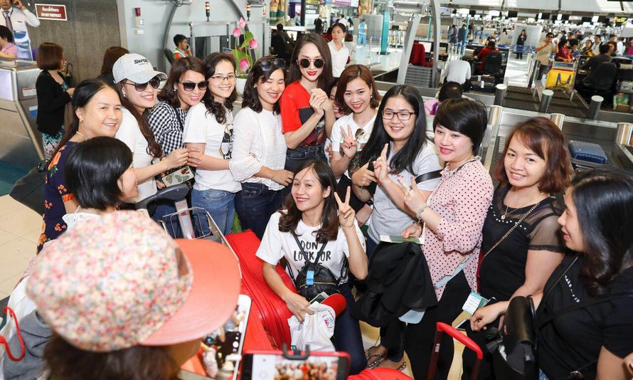 Hương Giang Idol bị fans 'vây kín' khi ra sân bay Thái Lan để về nước.