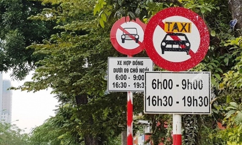 Hà Nội không đồng ý đề xuất của Hiệp hội taxi về việc đề xuất gỡ bỏ biển cấm taxi ở 11 tuyến phố.