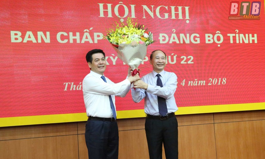 Đồng chí Phạm Văn Sinh (bên phải) chúc mừng đồng chí Nguyễn Hồng Diên được bầu giữ chức Bí thư Tỉnh ủy Thái Bình nhiệm kỳ 2015 – 2020. Ảnh báo Thái Bình.