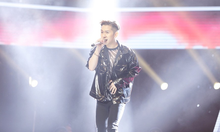 Anh chàng Hoàng Dương - cậu học trò hotboy của Hồ Hoài Anh - Lưu Hương Giang tại The Voice Kids 2013 gây náo loạn tập 2 vòng Giấu mặt của The Voice 2018 với siêu hit 'Ghen'.