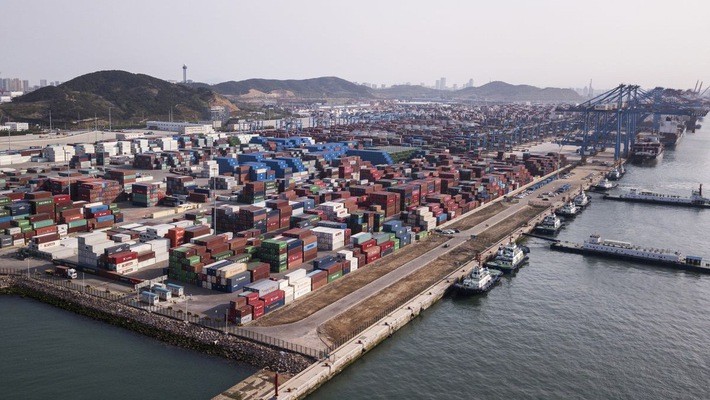Những container hàng hóa ở một cảng biển của Trung Quốc - Ảnh: Bloomberg.