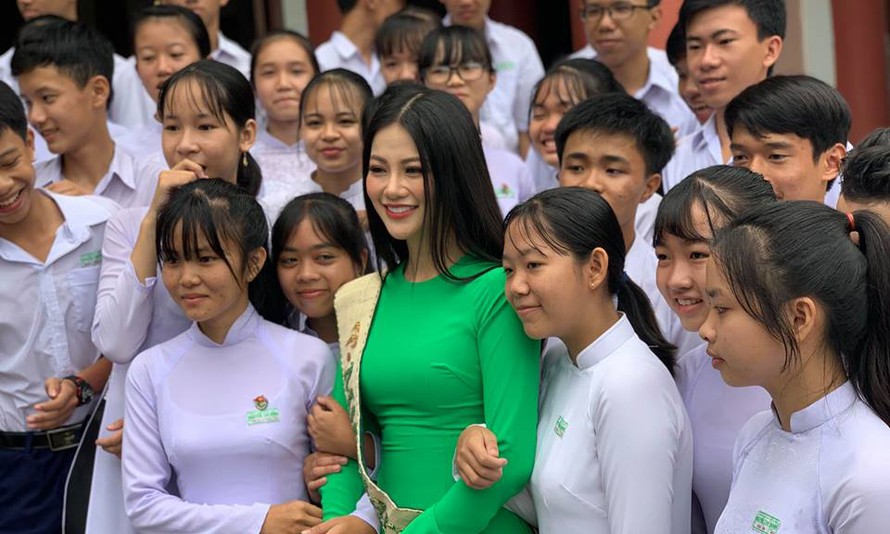 Hoa hậu Phương Khánh tiếp tục mặc áo dài xanh khi về thăm quê Bến Tre.