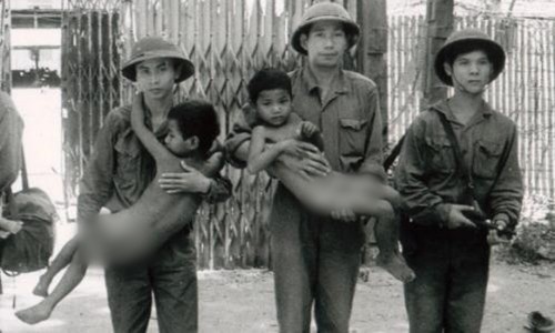 Cậu bé Norng Chan Phal (được bế bên trái) cùng những chiến sĩ quân tình nguyện Việt Nam tại Campuchia tháng 1/1979. Ảnh: Trung tâm Tài liệu Campuchia.