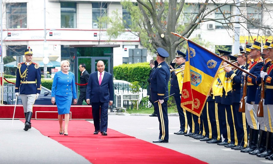 Thủ tướng Nguyễn Xuân Phúc và Thủ tướng Romania Viorica Dancila duyệt đội danh dự. (Ảnh: Thống Nhất/TTXVN).