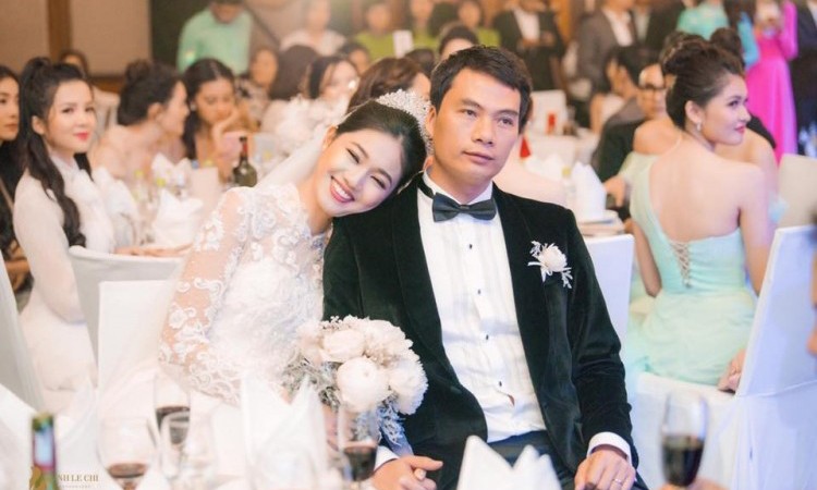 Á hậu Thanh Tú và ông xã Trần Thanh Phương trong đám cưới hồi cuối năm 2018.