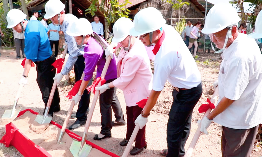 Người dân xã Hòa Tịnh dự lễ động thổ dự án cầu thiện nguyện Trái Tim Việt