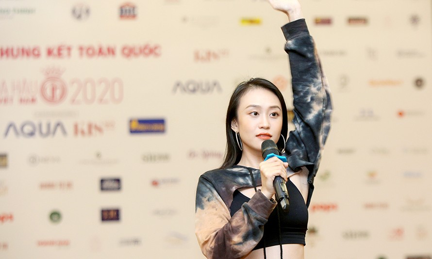 Biên đạo múa Kim Anh hướng dẫn các thí sinh HHVN 2020 tập luyện vũ đạo. Ảnh: Trọng Tài.
