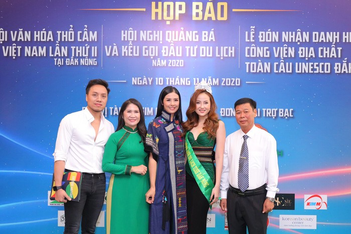 Hoa hậu Ngọc Hân, Hoa hậu Đỗ Trần Khánh Ngân và các khách mời dự họp báo Lễ hội văn hóa thổ cẩm Việt Nam lần thứ II.
