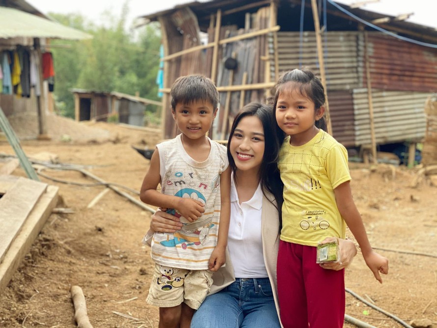 Hoa hậu Đỗ Thị Hà trèo đèo lội suối đi khảo sát dự án Nhân ái cho Miss World