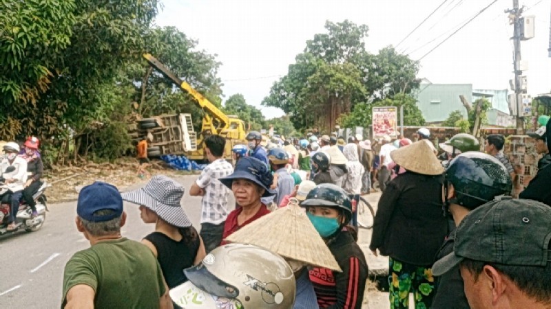 Mất lái, xe ô tô tông hai người thương vong