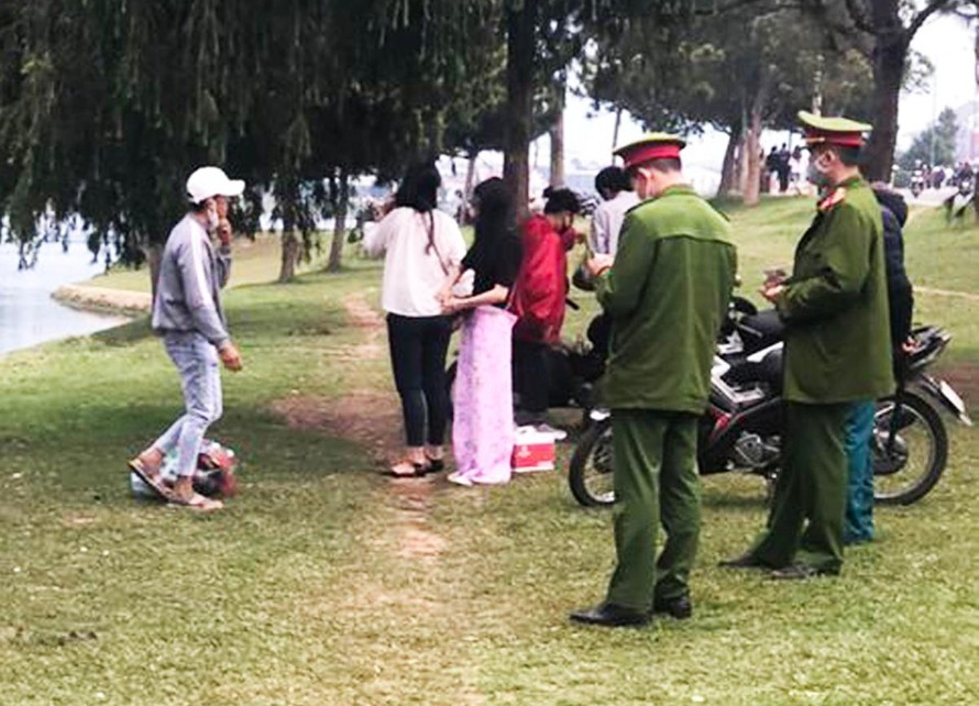 Nhắc nhở du khách đeo khẩu trang khi tham quan hồ Xuân Hương