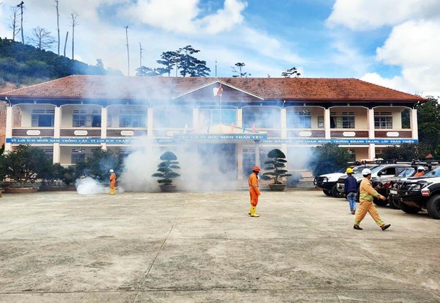 Phun khử khuẩn trường học ở Lâm Đồng
