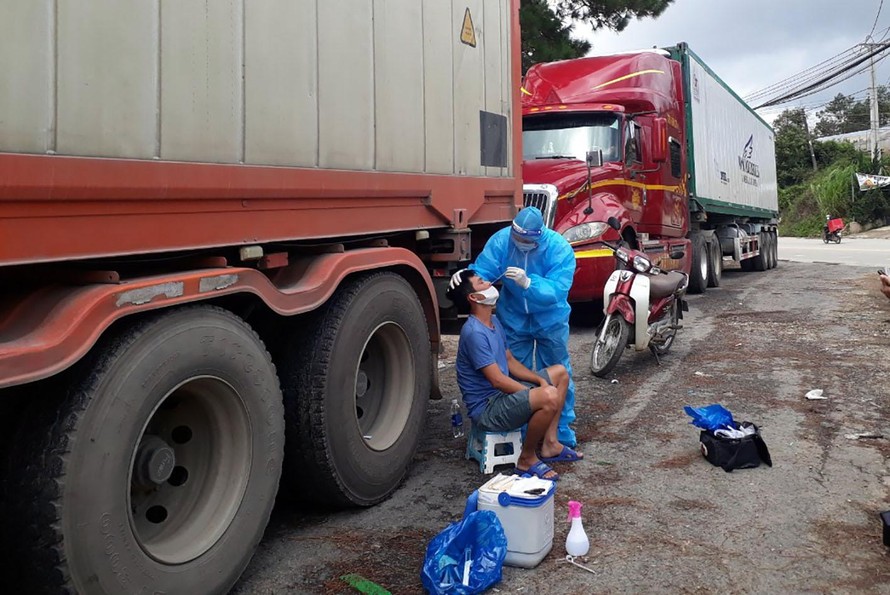 2 xe container chở nông sản Trung Quốc đến Đà Lạt
