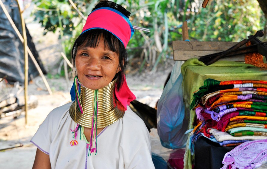 Một phụ nữ Kayan đeo gần 30 chiếc vòng đồng