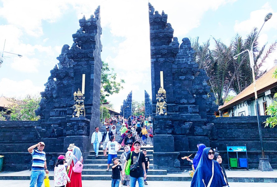 Cổng trời Bali thu hút rất đông khách tham quan