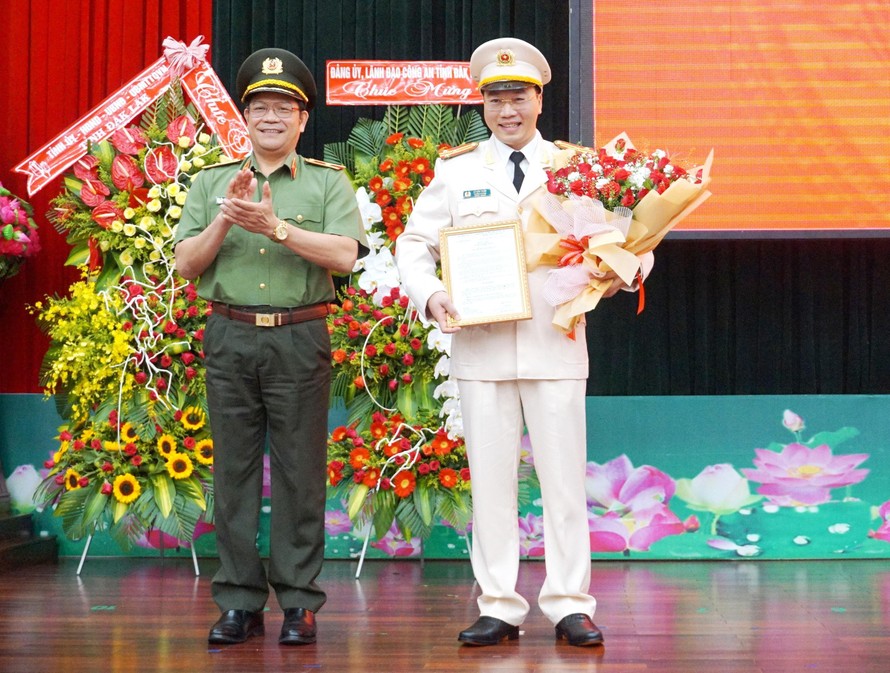 Thượng tá Lê Hữu Tuấn (phải) nhận quyết định bổ nhiệm.
