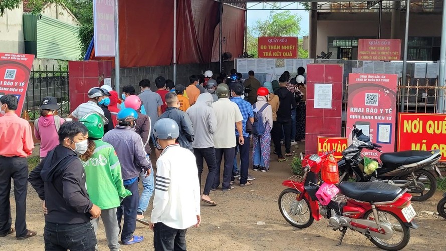 Người dân khai báo ở chốt kiểm soát dịch COVID-19 ở xã Hòa Phú, TP Buôn Ma Thuột