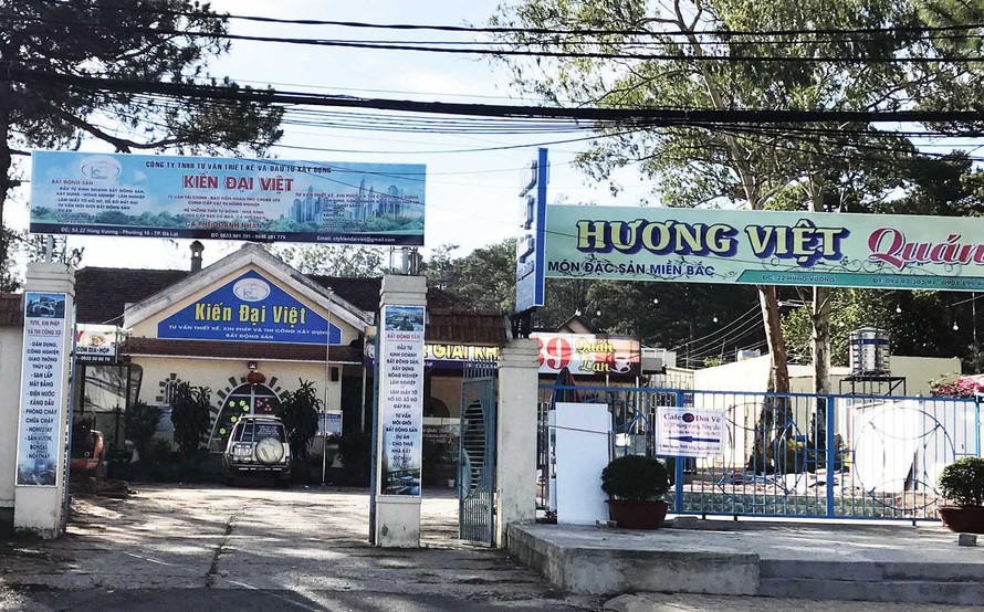 Khuôn viên biệt thự cổ mọc lên hàng loạt hàng quán