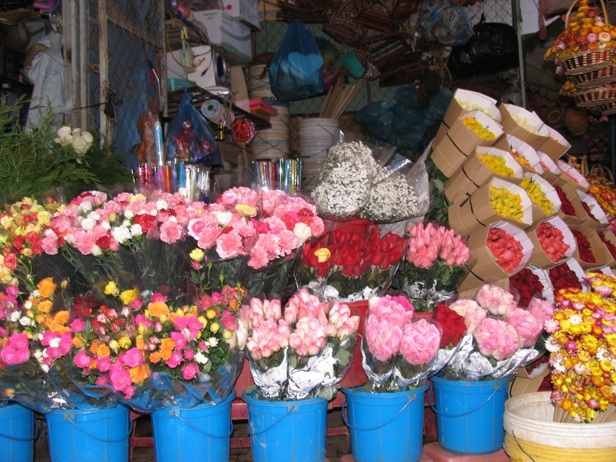 Hoa đẹp, giá rẻ, bày bán ê hề ở chợ Đà Lạt mùa Valentine