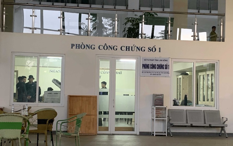 Cơ quan chức năng khám xét tại Phòng công chứng số 1