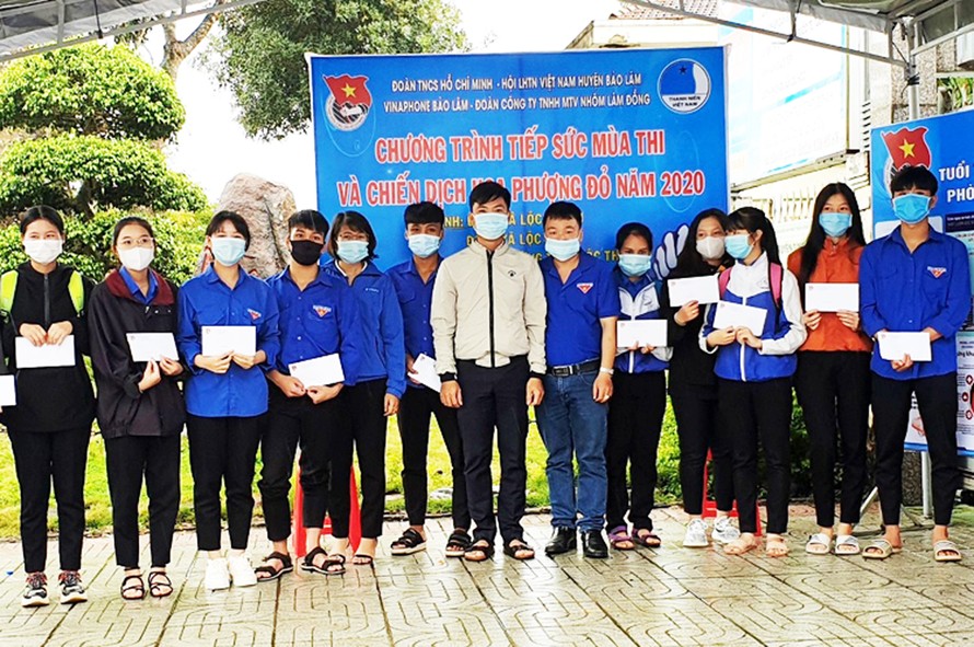 Huyện Đoàn Bảo Lâm trao học bổng cho thí sinh nghèo. 