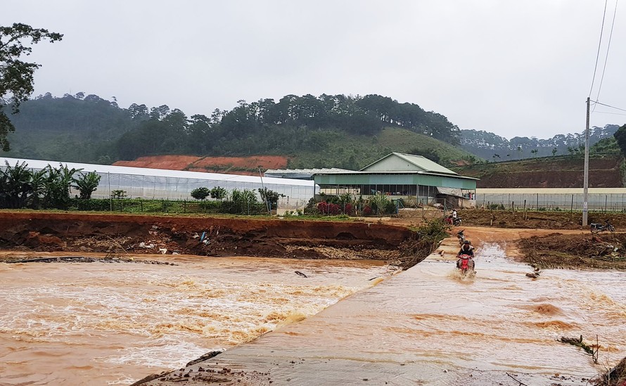 Mưa lớn khiến mực nước suối dâng cao, rất nguy hiểm khi qua đập tràn