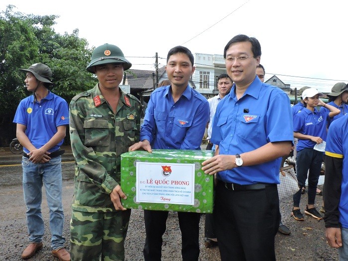 Anh Lê Quốc Phong thăm, tặng quà thanh niên tình nguyện huyện Eah’Leo và đội tình nguyện Hành quân xanh của Trung đoàn 66 (Quân đoàn 3)