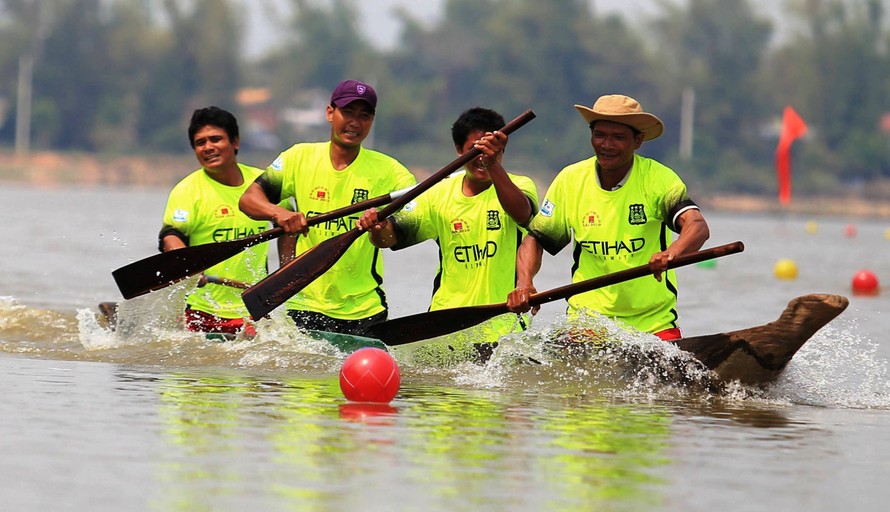 Giải đua thuyền độc mộc hồ Lắk