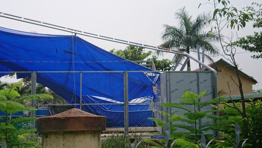 Toàn bộ mái che bể bơi bị đổ sập xuống