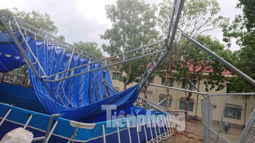 Hiện trường mái che bể bơi trường THCS Hòa Phú bị sập